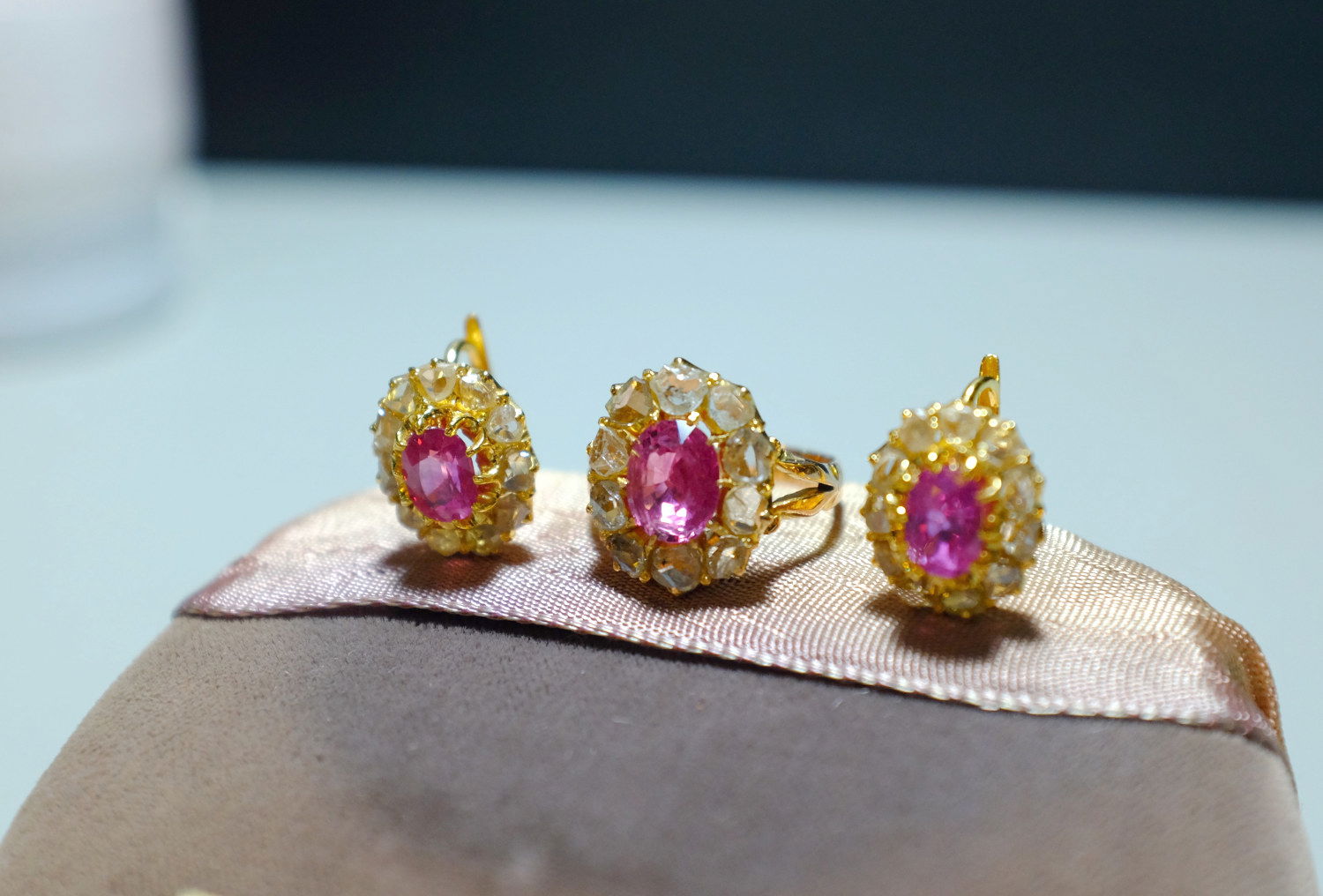 peach sapphire ring, pink orange sapphire ring, sapphire engagement rings Singapore, antique sapphire engagement rings, orange pink sapphire ring Singapore