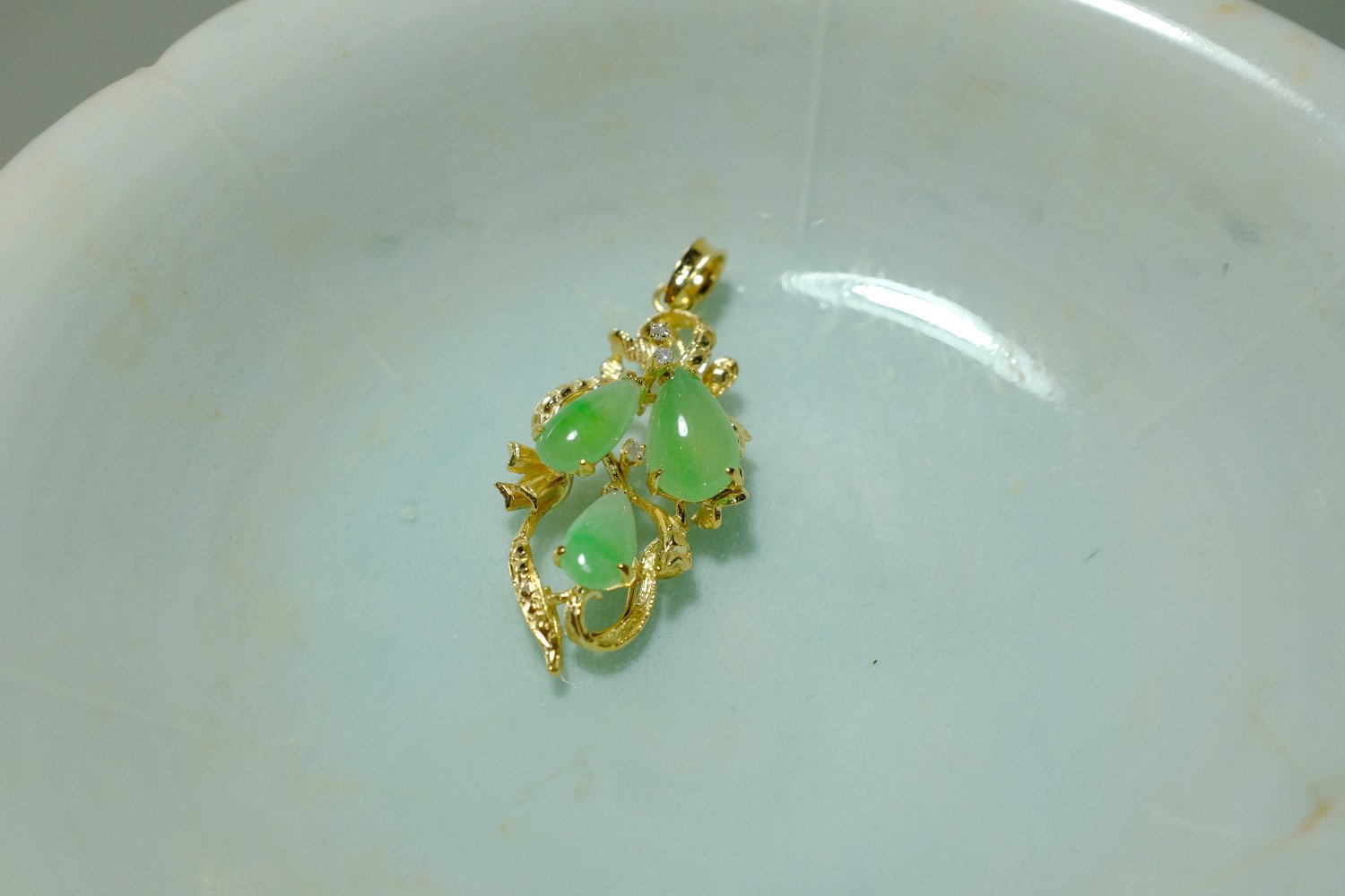 jade pendant Singapore, old Chinese jade pendants, antique jadeite pendant, celadon jade pendant, antique jade jewelry, Antique Jade Jewelry Singapore