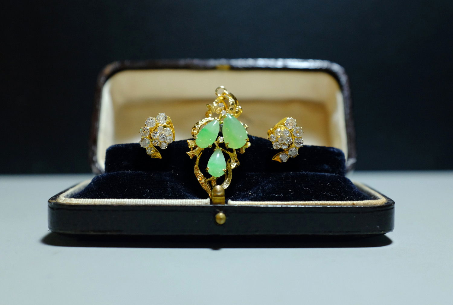 jade pendant Singapore, old Chinese jade pendants, antique jadeite pendant, celadon jade pendant, antique jade jewelry, Antique Jade Jewelry Singapore