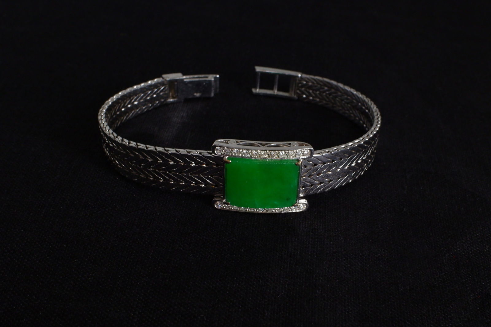 Gem Gardener, 18k white gold jade bracelet, imperial green jade bracelet, modern jade bracelet, modern jade jewellery Singapore, jadeite jade bangle bracelet, apple green jade bracelet, jade bracelet singapore, art deco jade bracelet, vintage chinese gold jewelry, art deco jade jewelry, jade bracelet singapore