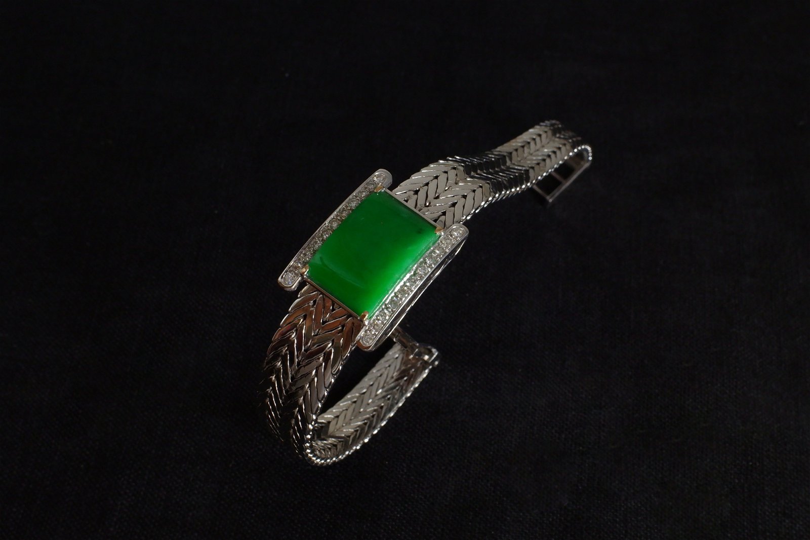 Gem Gardener, 18k white gold jade bracelet, imperial green jade bracelet, modern jade bracelet, modern jade jewellery Singapore, jadeite jade bangle bracelet, apple green jade bracelet, jade bracelet singapore, art deco jade bracelet, vintage chinese gold jewelry, art deco jade jewelry, jade bracelet singapore