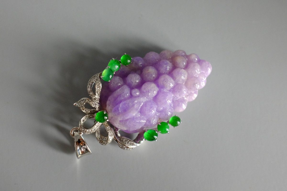 Carved Lavender Jade Grape Pendant 18k Art Nouveau