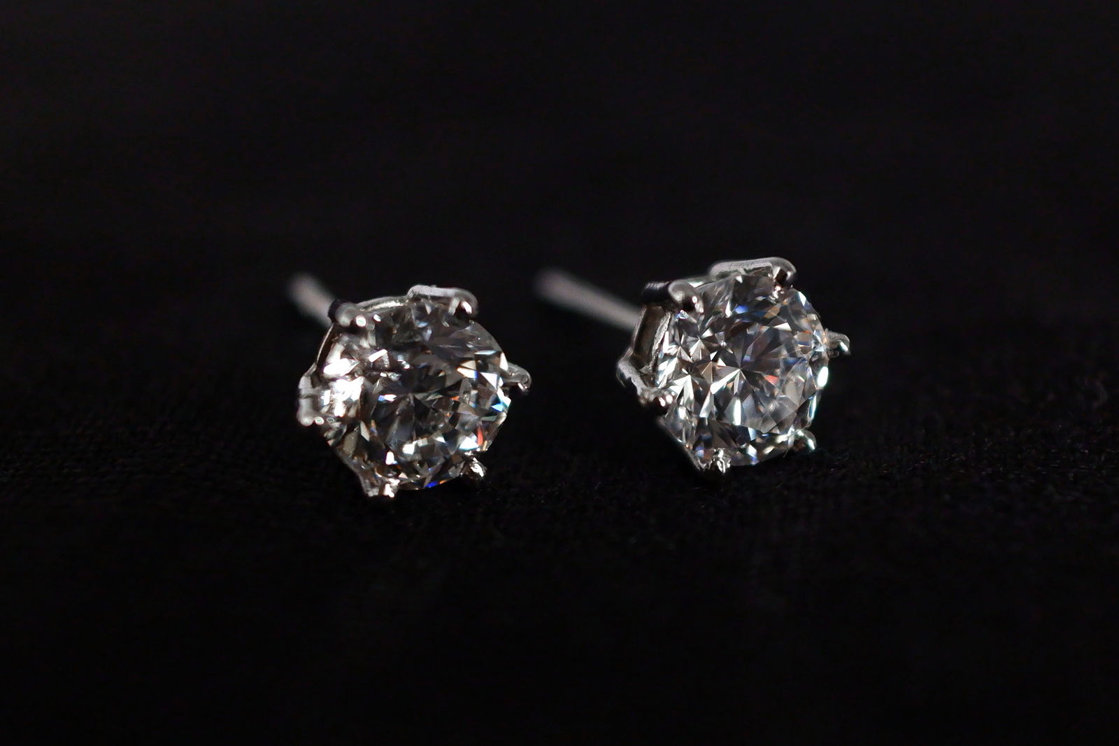 Gem Gardener, 1ct diamond stud earrings, diamond stud earrings 1 carat each, diamond stud earrings singapore, d vs2 diamond, f vs1 diamond, 2ct diamond stud earrings white gold, buy GIA certified diamond stud earrings, diamond jewellery singapore, diamond jewelry singapore, fine diamond jewellery online shopping