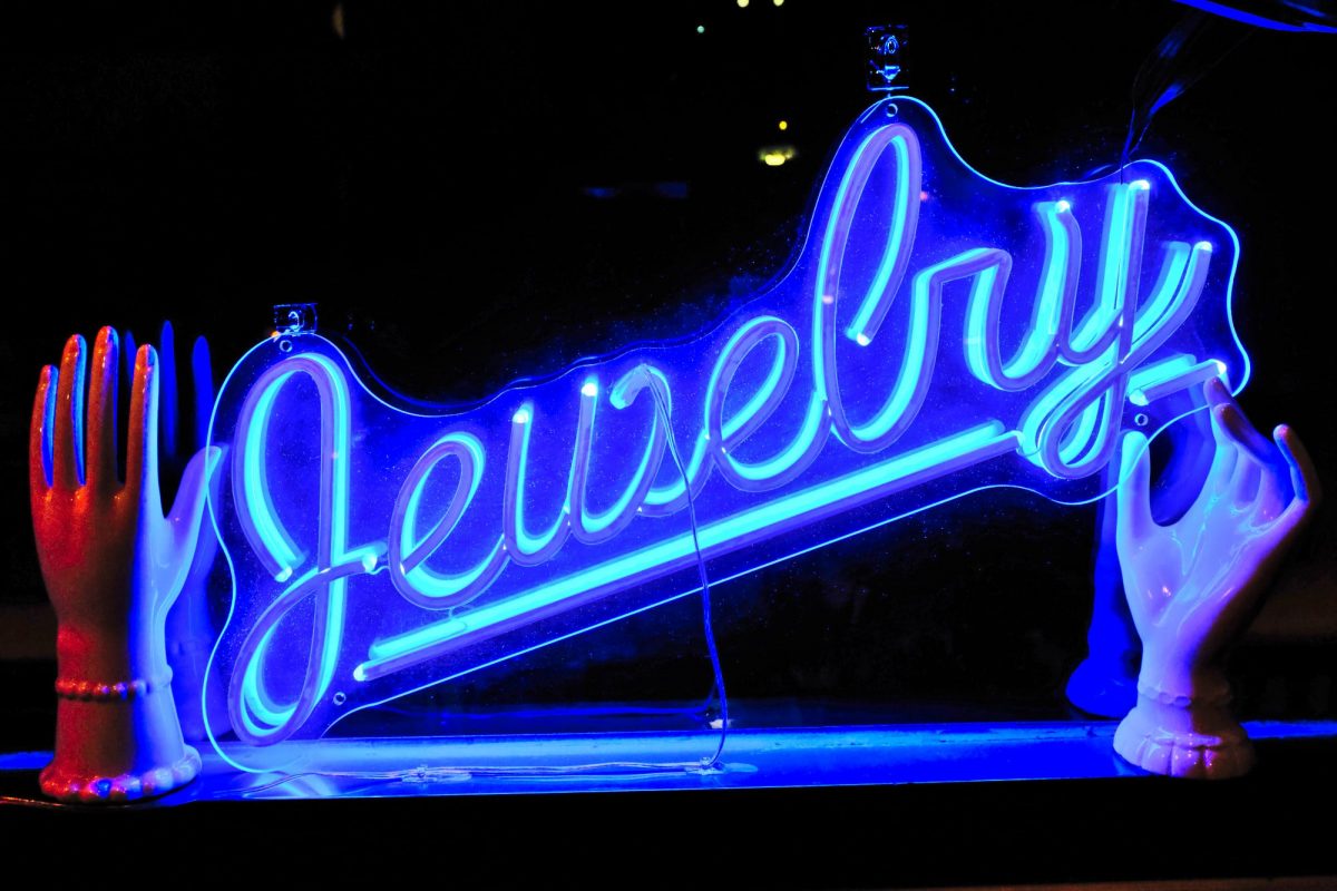 neon jewelry e1630086014162