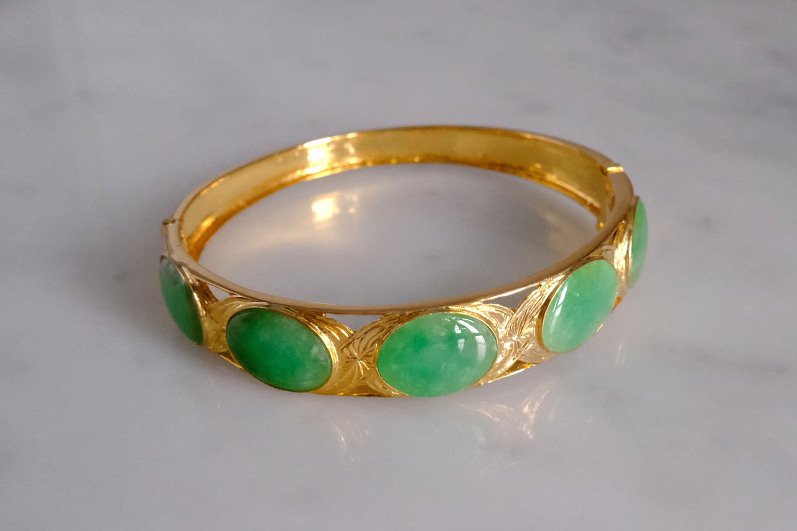 Gem Gardener, jade hinged bangle bracelet, vintage hinged bangle bracelet, vintage jade bangle bracelet, antique chinese jade bracelet for sale, peranakan jade jewellery