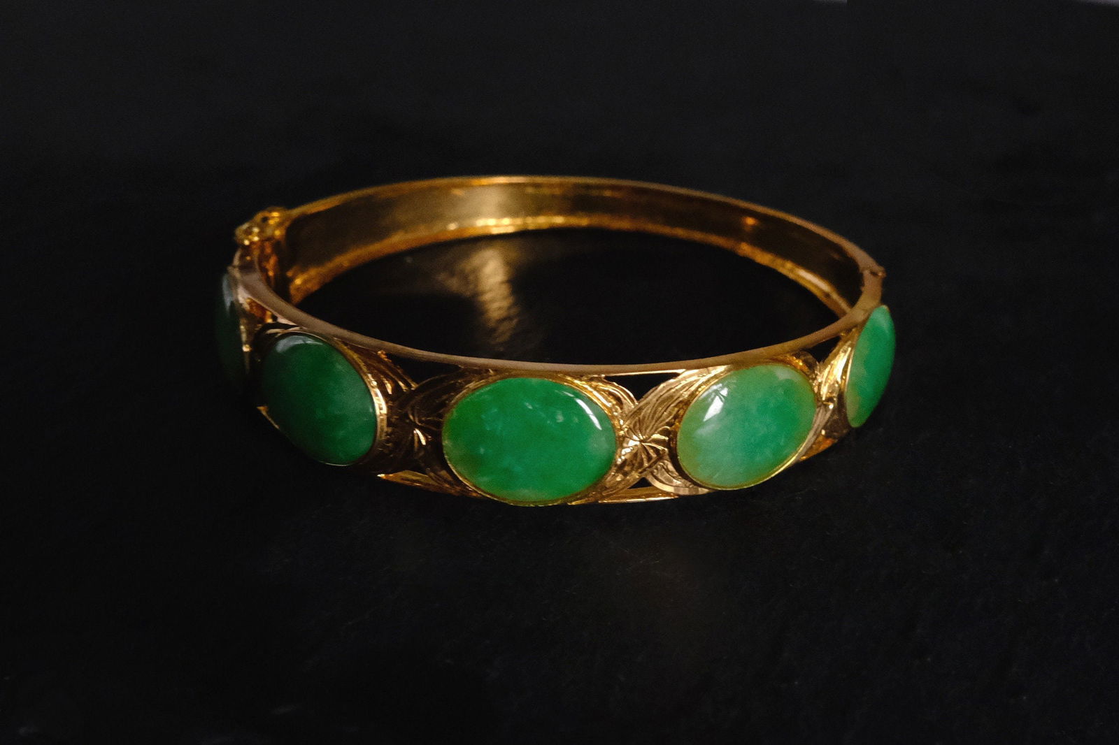 Gem Gardener, jade hinged bangle bracelet, vintage hinged bangle bracelet, vintage jade bangle bracelet, antique chinese jade bracelet for sale, peranakan jade jewellery