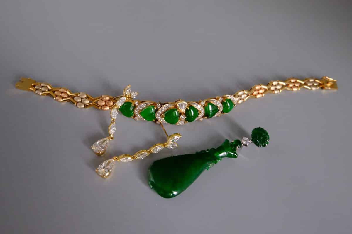 Vintage Amphora Carved Jade Vase Pendant Necklace 18k Gem Gardener