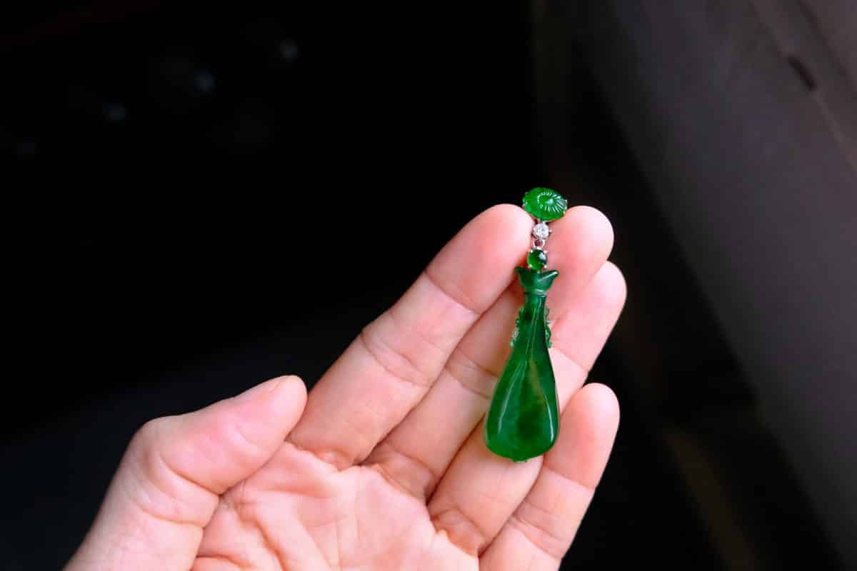 Vintage Amphora Carved Jade Vase Pendant Necklace 18k Gem Gardener