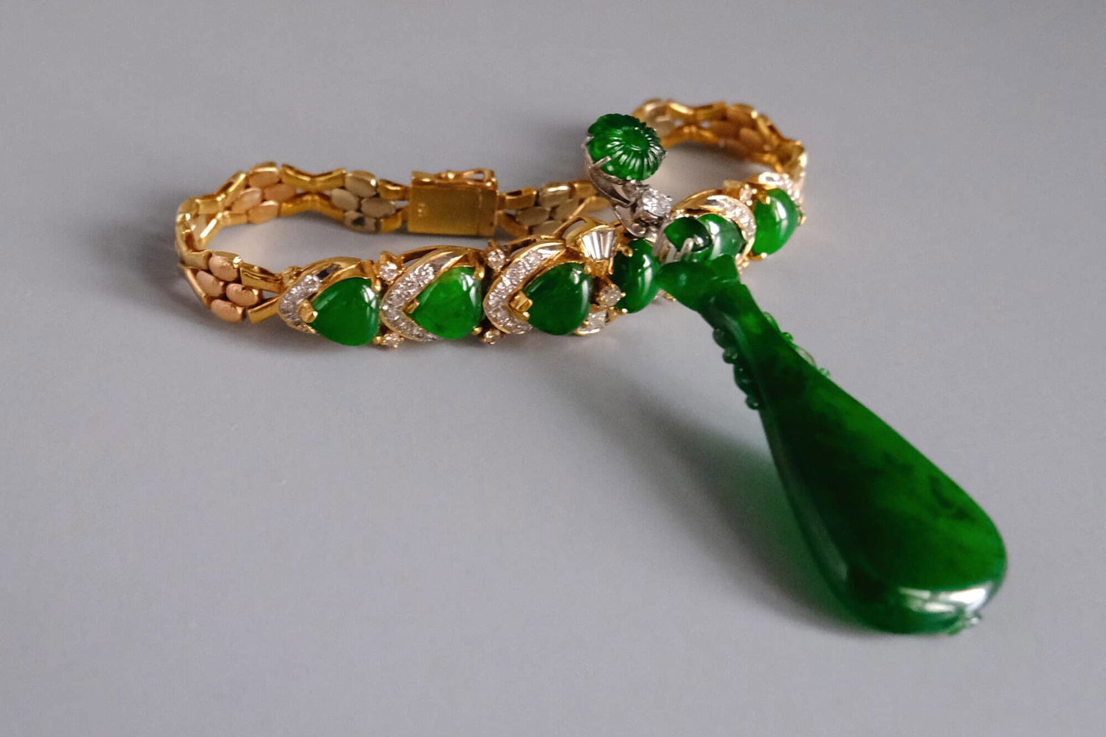 Vintage Amphora Carved Jade Vase Pendant Necklace 18k Gem Gardener