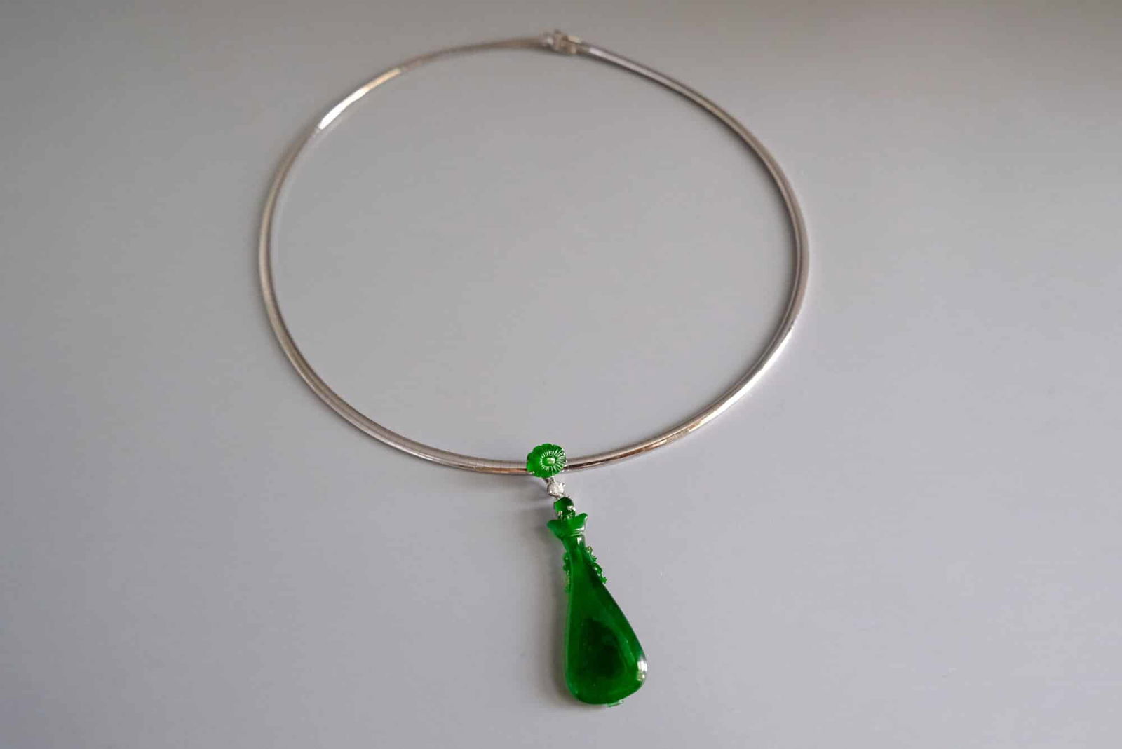 Vintage Amphora Carved Jade Vase Pendant Necklace 18k Gem Gardener