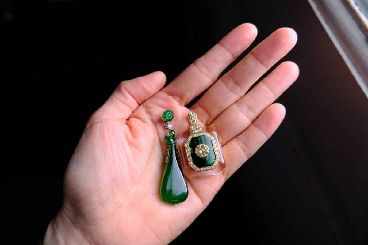 Vintage Amphora Carved Jade Vase Pendant Necklace 18k Gem Gardener