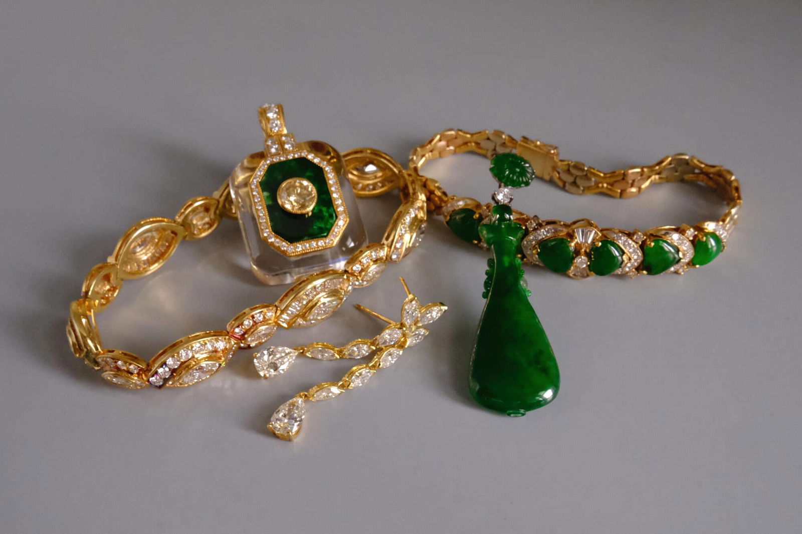 Vintage Amphora Carved Jade Vase Pendant Necklace 18k Gem Gardener