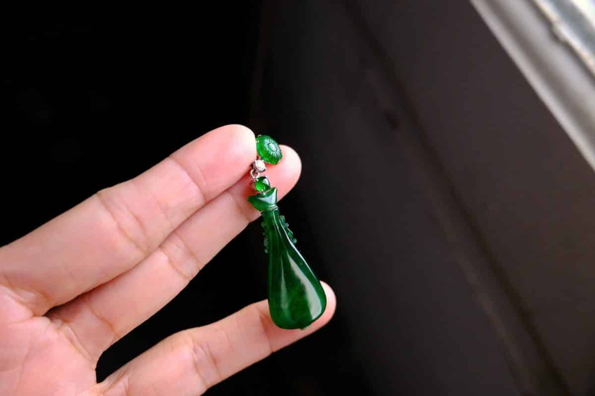Vintage Amphora Carved Jade Vase Pendant Necklace 18k Gem Gardener