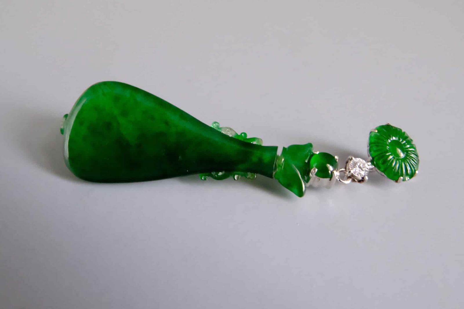 Vintage Amphora Carved Jade Vase Pendant Necklace 18k Gem Gardener