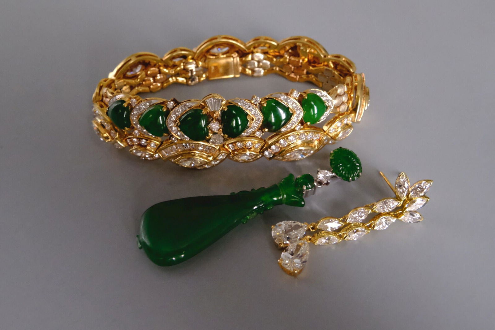 Vintage Amphora Carved Jade Vase Pendant Necklace 18k Gem Gardener