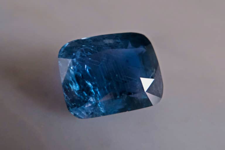 RARE !! SAPHIR BLEU DE MADAGASCAR : 4.5 mm x 3.6 mm ★★ p327.129T