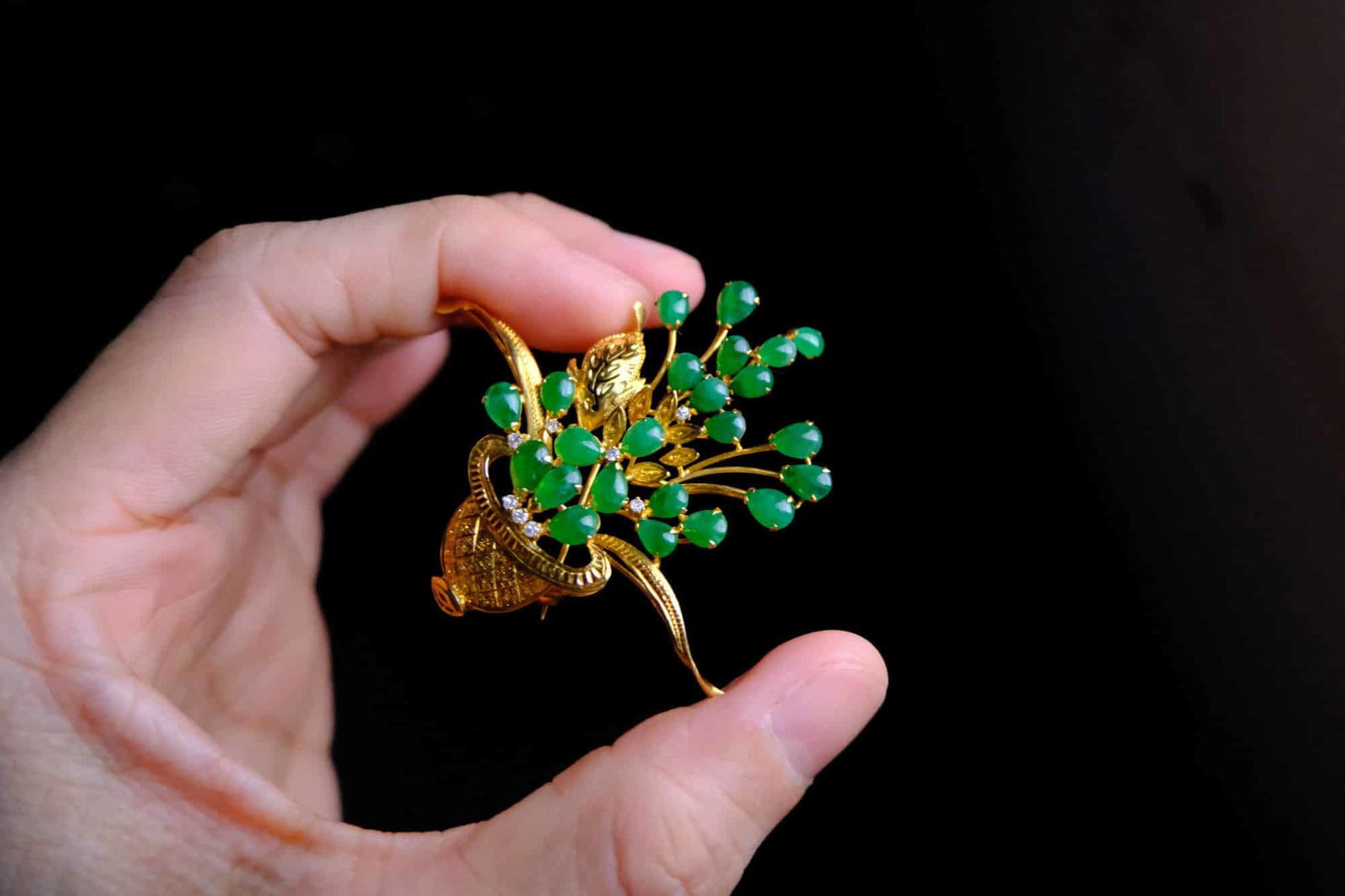 Antique Jade Brooch, giardinetti jewelry, antique chinese jade brooch, green jade brooch, brooches singapore, vintage gold and jade brooch, peranakan jade jewellery
