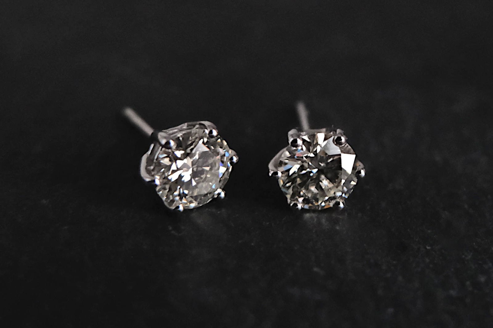 1 Carat Each Diamond Stud Earrings, 1 carat diamond earrings singapore, SI diamond stud earrings, buy diamond studs online, diamond stud earrings singapore, Gem Gardener