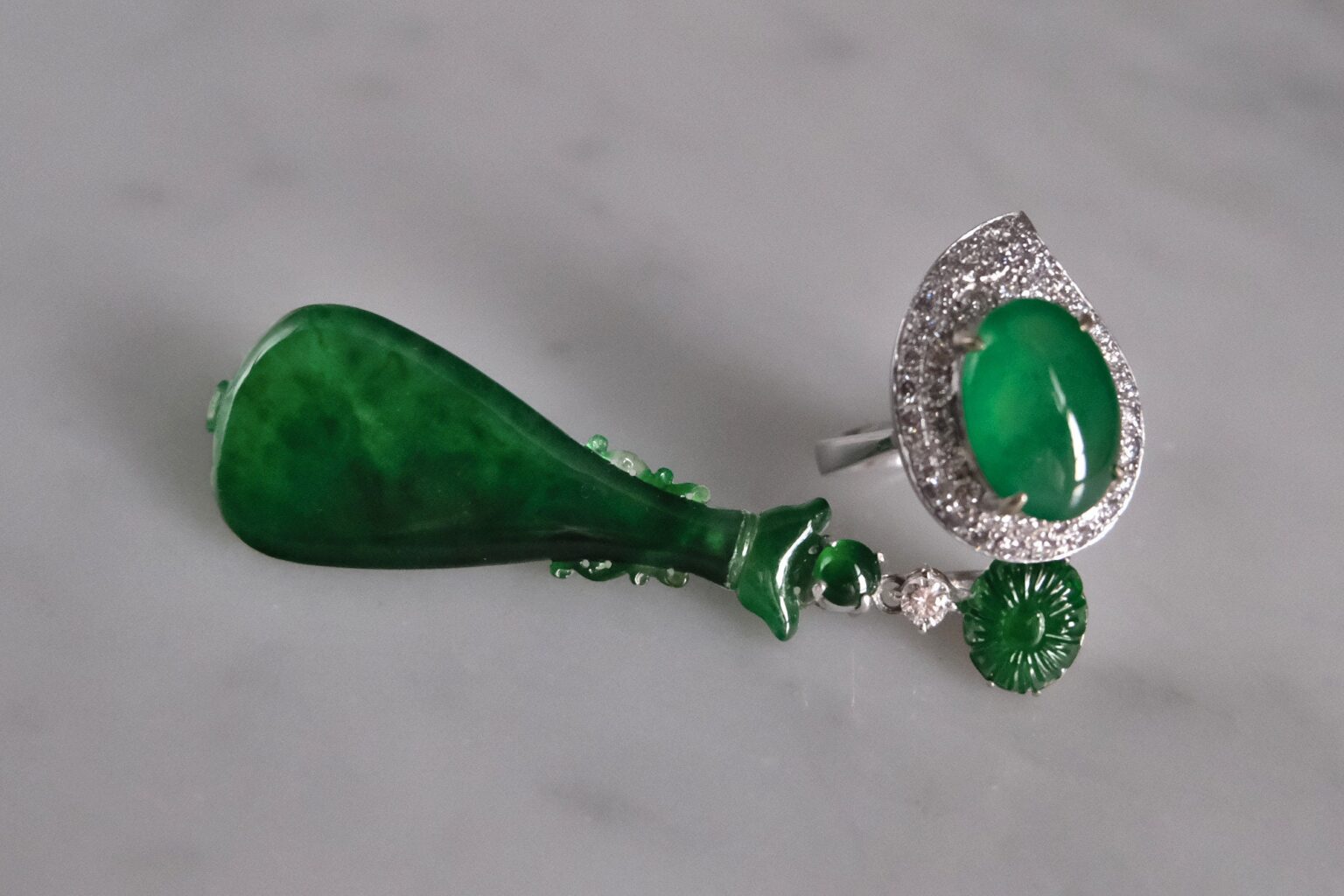 Vintage Amphora Carved Jade Vase Pendant Necklace 18k Gem Gardener