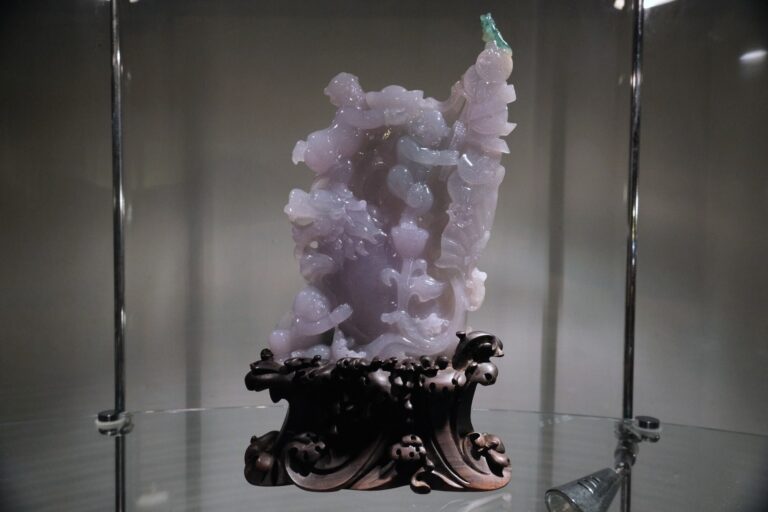 lavender jade carving, lavender jadeite jade, chinese jade auction, jade carvings value, auspicious carvings, antique jade carvings for sale, antique chinese carvings, Gem Gardener