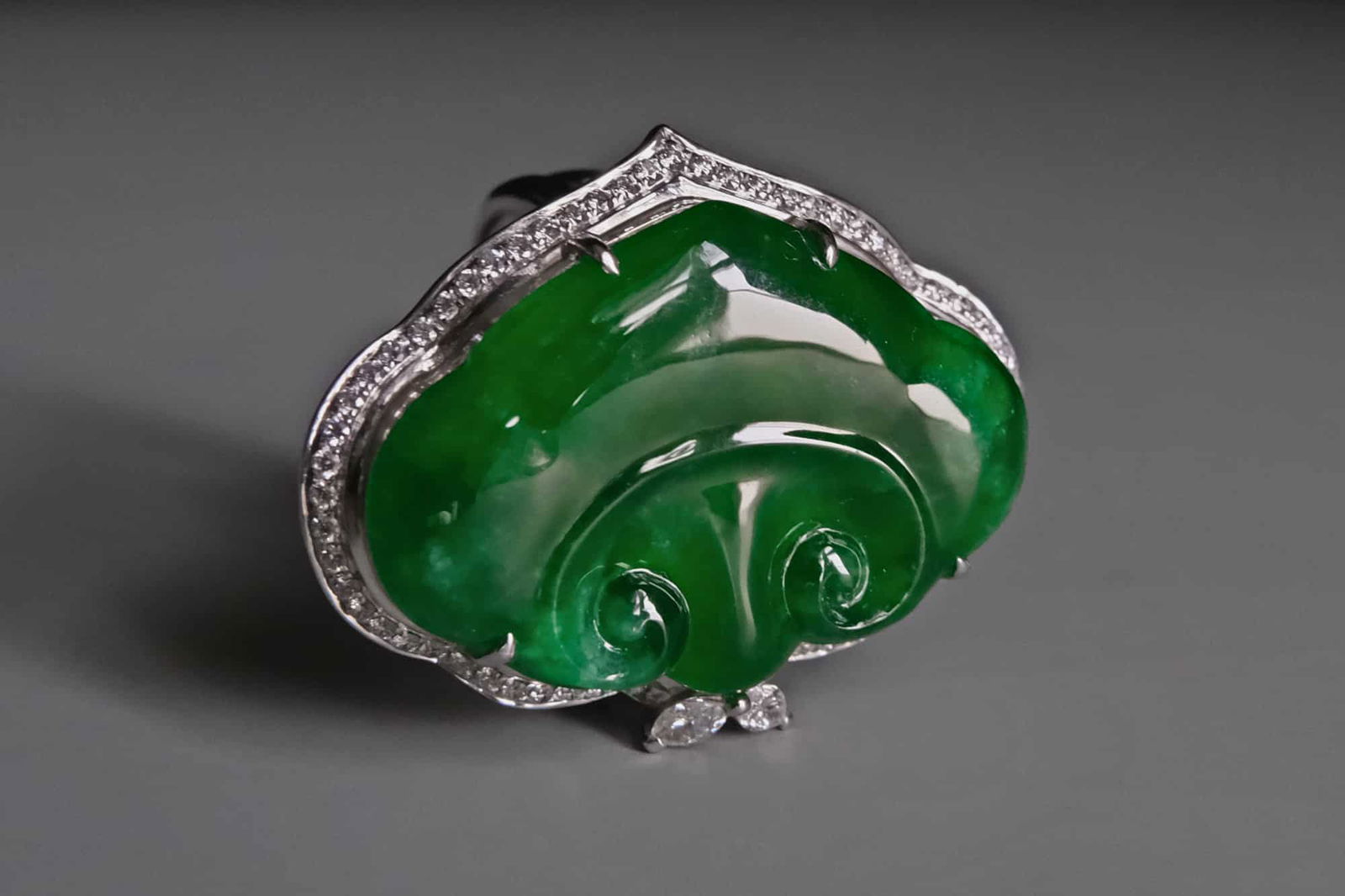 Imperial Green Jade Ring, imperial green jadeite, imperial green jadeite for sale, old mine jadeite, 老坑, 老坑翡翠, jade pendant singapore, fine jade jewelry hong kong, Gem Gardener