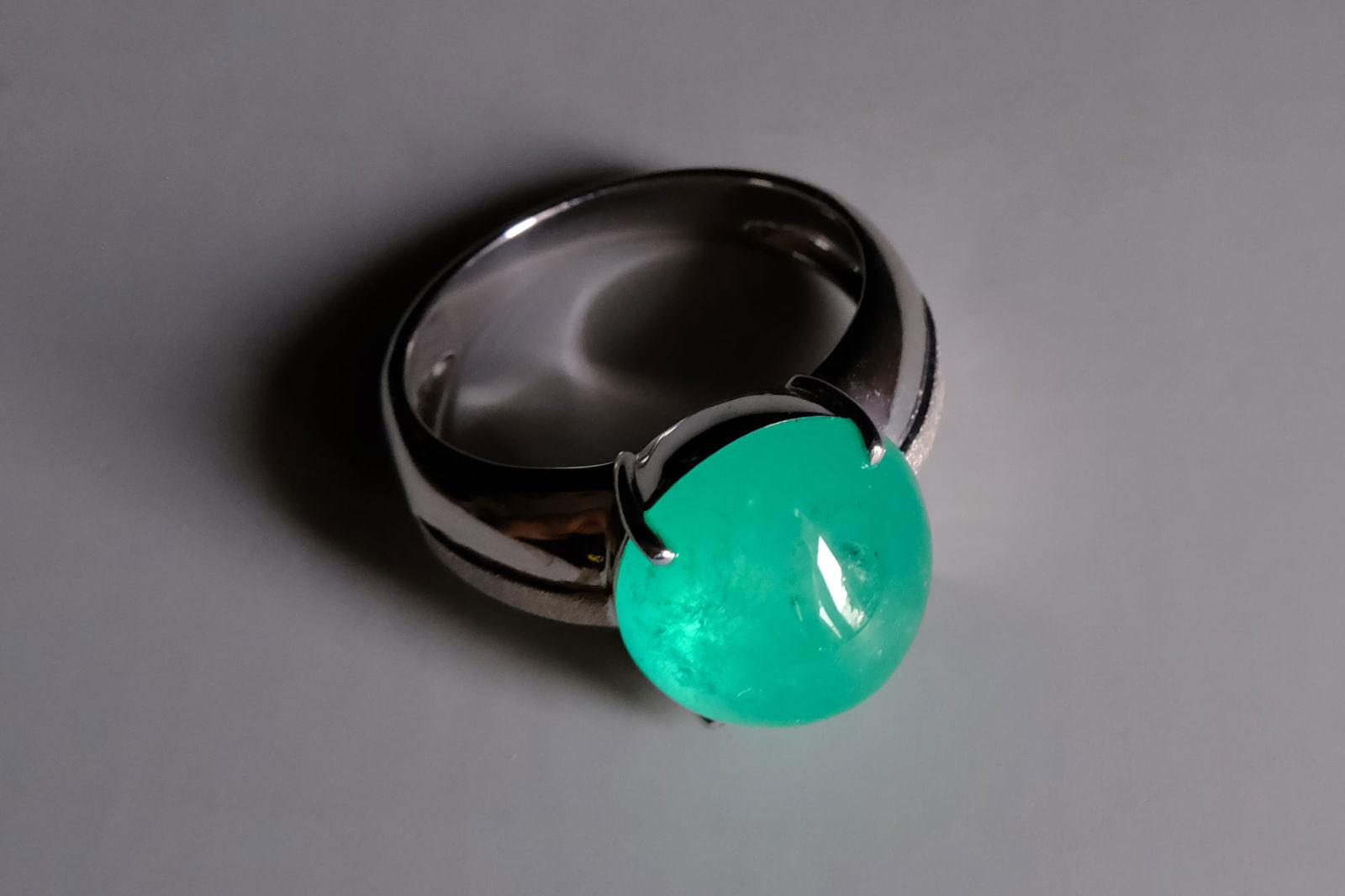 Emerald Sugarloaf Ring, brazilian emerald ring, sugarloaf emerald ring, emerald diamond cabochon ring, cabochon emerald ring gold, emerald ring singapore, Gem Gardener