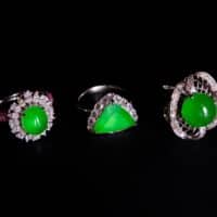 icy green jade, faceted jade ring, imperial green jade ring, 翡翠, 玻璃种, glassy jadeite, glass jadeite burma, icy jade ring, ice jade jewelry for sale, 冰种翡翠, jade jewellery singapore, jade ring singapore, modern jade ring singapore, Gem Gardener