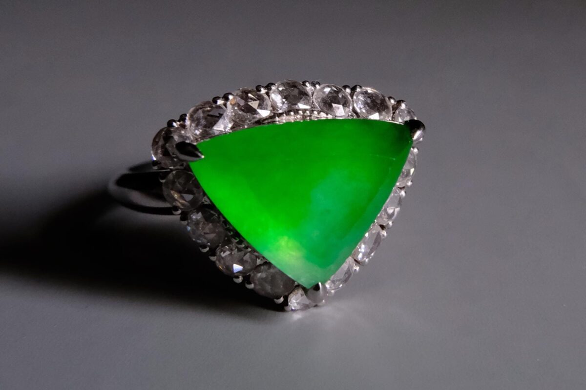 翡翠 Icy Green Jade Ring Trillion 18k | Gem Gardener
