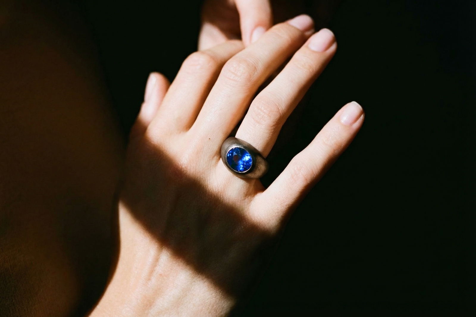 Black Gold Ring, blue sapphire black gold ring, royal blue sapphire ring, sapphire ring cartier, hemmerle rings, blue sapphire ring singapore, Gem Gardener