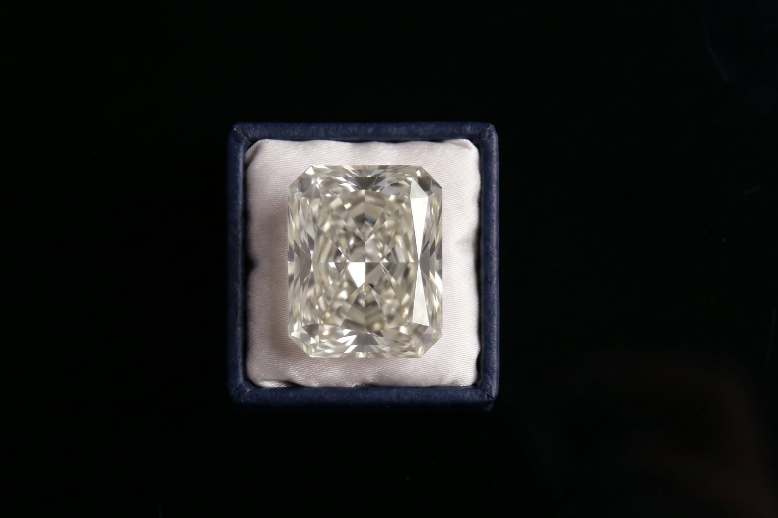 4ct radiant cut diamond natural, s to t color diamond, s to t range diamond, 4 carat natural diamond radiant cut, pale yellow diamond, buy loose diamond singapore, coloured diamonds singapore, Gem Gardener