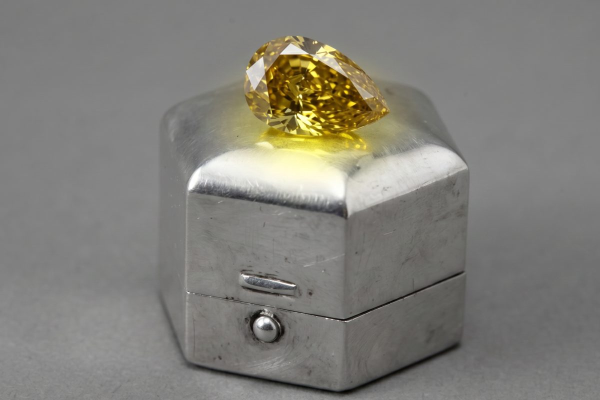 Strong Yellow Fluorescence Diamond, fancy deep brownish yellow diamond, colored diamonds singapore, natural fancy colored diamonds for sale, deep yellow diamond ring, fancy yellow diamond, buy loose diamond singapore, Gem Gardener